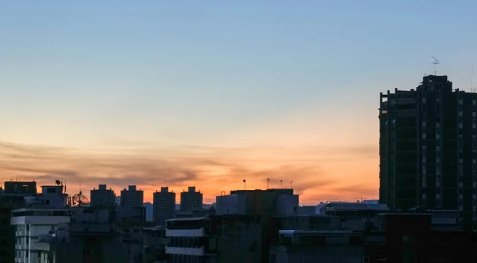 Apagón deja a oscuras a Venezuela durante la madrugada; gobierno acusa sabotaje