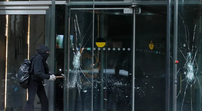 Actos vandálicos durante marcha por caso Ayotzinapa dañaron 30 negocios