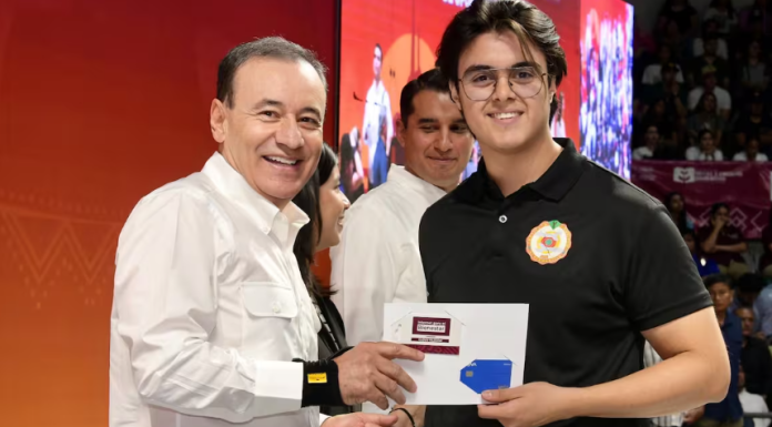 Entrega Gobernador Durazo más de 3 mil tarjetas con Internet gratuito y becas para alumnos