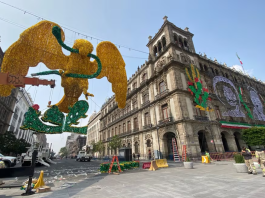 Así va quedando el alumbrado patrio en el Zócalo de la CDMX; trabajadores afinan detalles