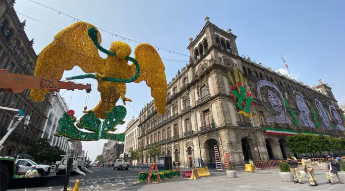 Así va quedando el alumbrado patrio en el Zócalo de la CDMX; trabajadores afinan detalles