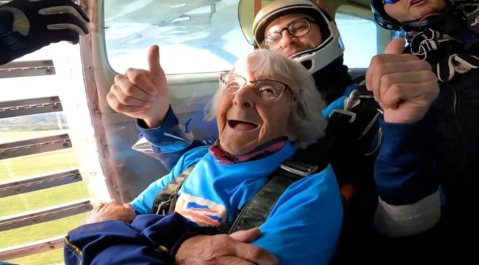 Mujer de 102 años celebra su cumpleaños saltando en paracaídas