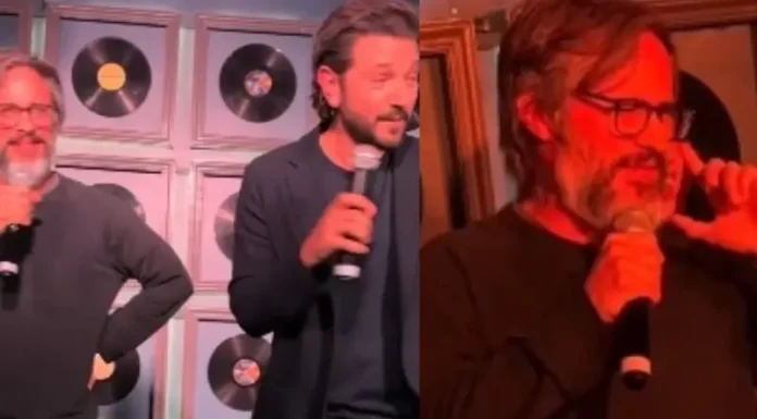 Gael García y Diego Luna llegan de sorpresa a karaoke y cantan canción de ‘Rudo y cursi’