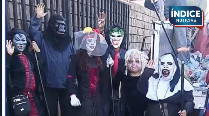 Burócratas aterrorizan a nogalenses con divertidos disfraces