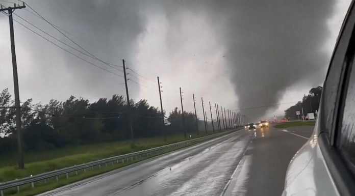 Huracán Milton toca tierra en Florida: más de 3 millones sin electricidad