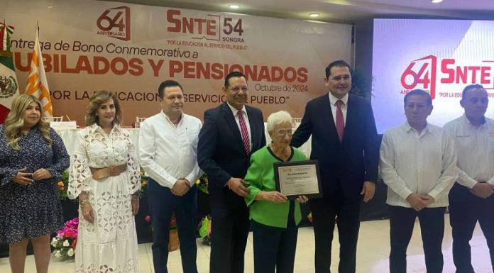Maestros jubilados del SNTE reciben bono en el sur de Sonora