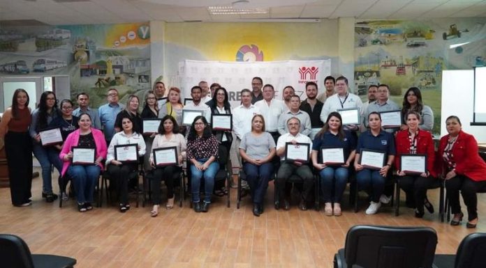 Reciben distintivo Empresas de 10