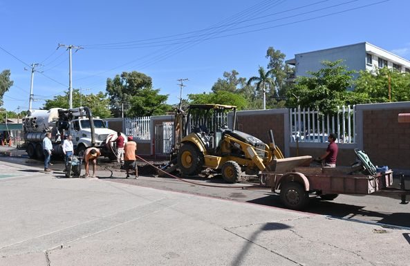 OOMAPASC REALIZA REPARACIONES FRENTE A UNIDAD IMSS