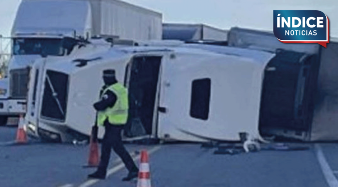 Vuelca tráiler sobre carretera Altar-Caborca en Sonora