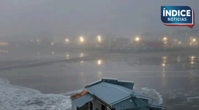 Muelle colapsa en California y queda flotando a la deriva en medio de tormenta