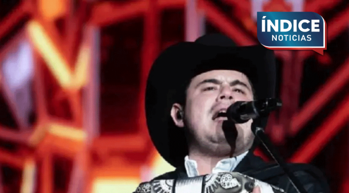 Alfredo Olivas toca el acordeón mientras el público canta sus narcocorridos