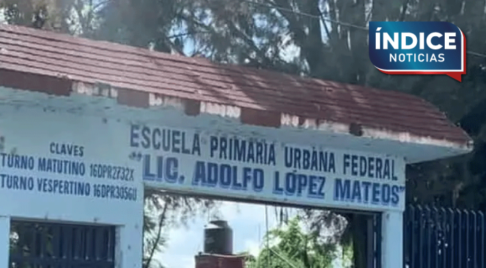 Maestra rocía insecticida a alumno y salón