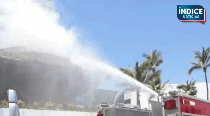 Se incendia palapa en hotel de Mazatlán; cuerpos de emergencia controlan el fuego
