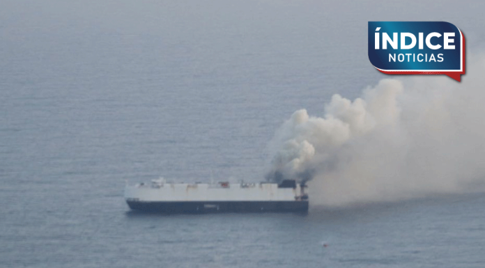 Buque con 3 mil autos rumbo a México se incendia en el Océano Pacífico