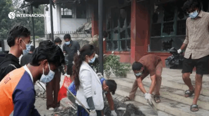 Tras quemar el Parlamento de Nepal, los jóvenes ahora salen… a limpiar los escombros en las calles