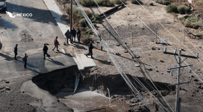 Impresionante fuga de agua provoca mega socavón e inundaciones en Tijuana