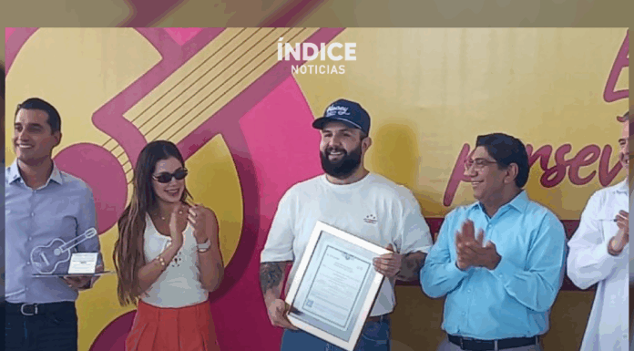 Carin León recibe homenaje en el 50 aniversario de su secundaria