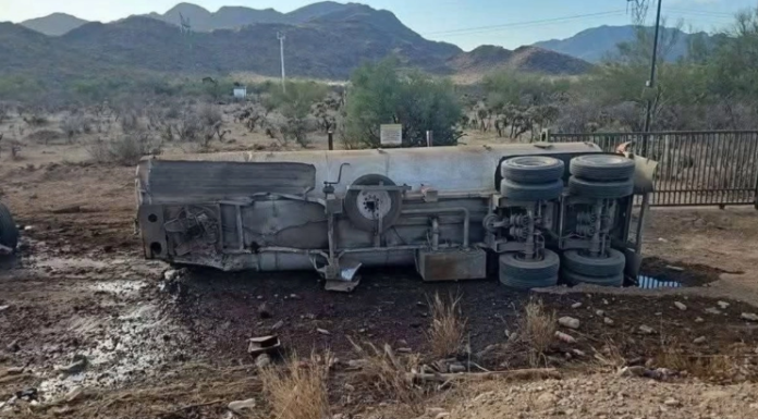 VUELCA PIPA CARGADA CON DIÉSEL EN LA CARRETERA GUAYMAS-HERMOSILLO