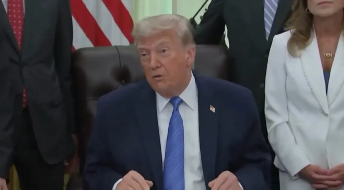 TRUMP AFIRMA QUE NO BUSCA RENOVAR EL T-MEC Y ENDURECE SU POSTURA HACIA CANADÁ