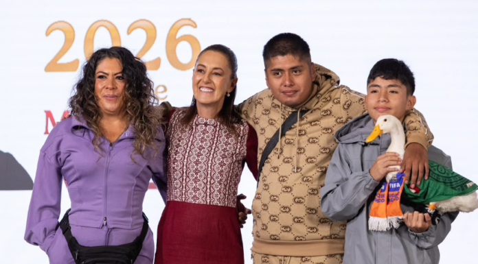 “PATO MERLÍN” LLEGA A LA MAÑANERA; SHEINBAUM BUSCARÁ REGISTRARLO COMO MARCA