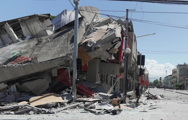 TERREMOTO DE MAGNITUD 7.8 SACUDE FILIPINAS Y DEJA DECENAS DE MUERTOS