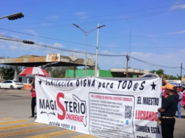 MAESTROS SE MANIFIESTAN EN COMUNIDADES YAQUIS Y REALIZAN BLOQUEOS CARRETEROS
